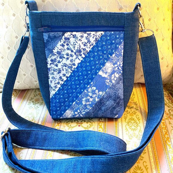Handmade Patchwork Quilted Mini Crossbody Bag with Linin and Magnetic Snap - Picture 1 of 7